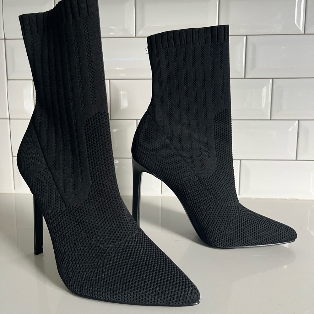 Steve Madden Descreet Black Knit Heeled Boots 7.5
